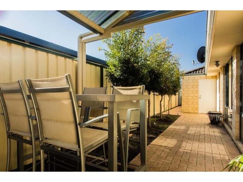 8 Sherbourne Corner, Success WA 6164