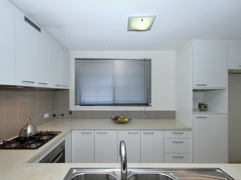 13/2 Stockton Bend, Cockburn Central WA 6164