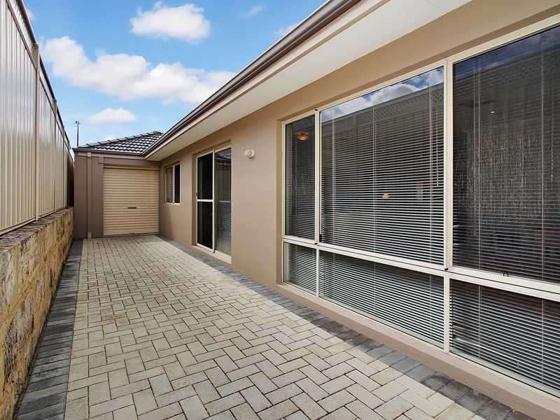 30 The Lakes Boulevard, Jandakot WA 6164