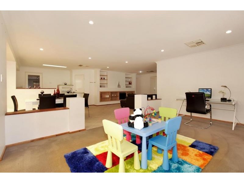 3 Belvoir Crescent, Orelia WA 6167