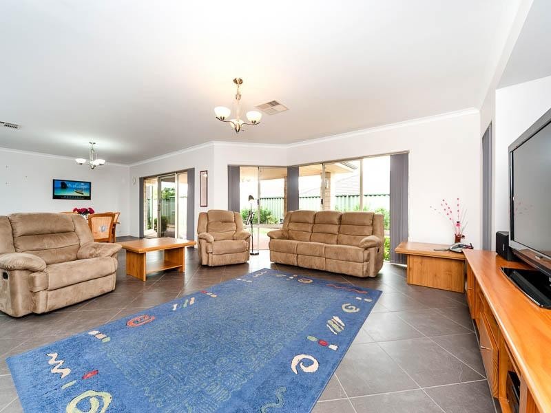 7 Augustus Court, Aubin Grove WA 6164