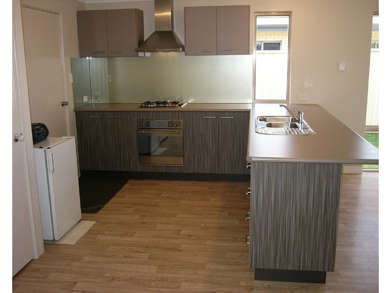 2 Dorsal Bend, Hammond Park WA 6164