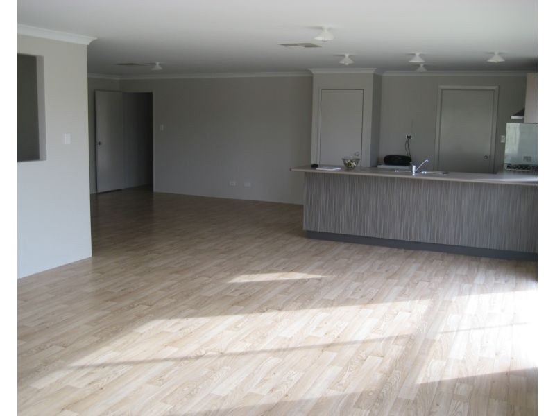 2 Dorsal Bend, Hammond Park WA 6164