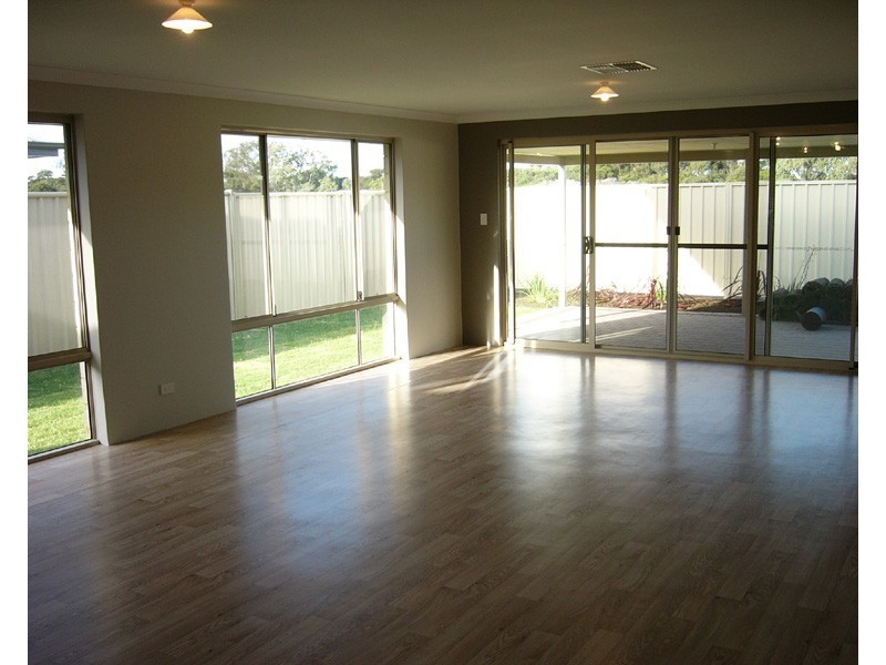 2 Dorsal Bend, Hammond Park WA 6164