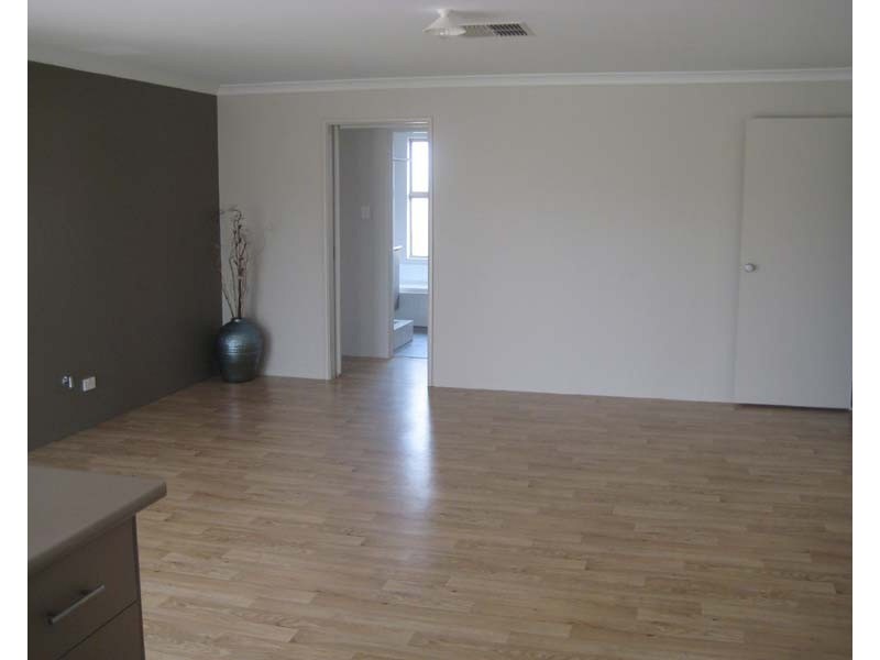 2 Dorsal Bend, Hammond Park WA 6164