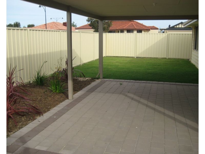 2 Dorsal Bend, Hammond Park WA 6164