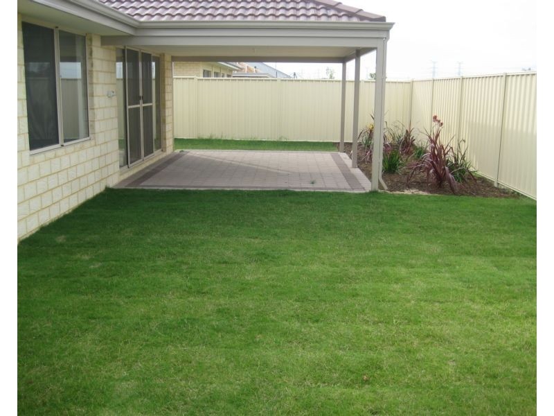 2 Dorsal Bend, Hammond Park WA 6164