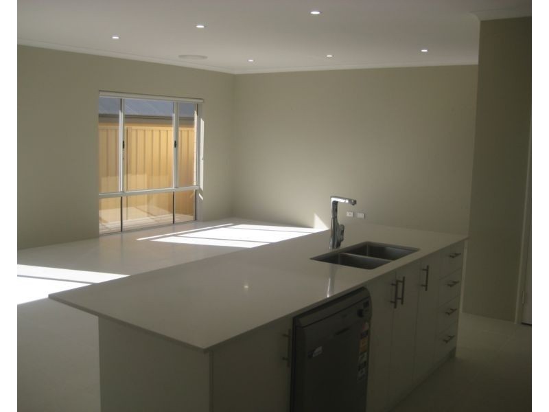 5 Serventy Crescent, Hammond Park WA 6164