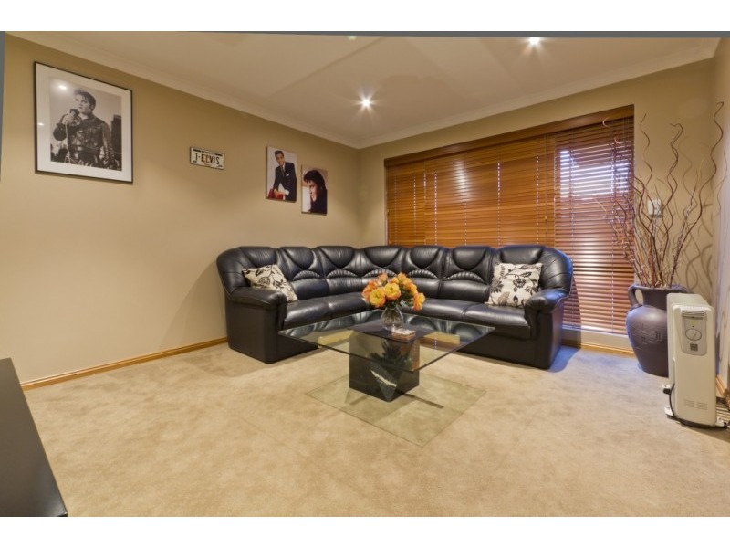 8 Rhodes Rise, Coogee WA 6166