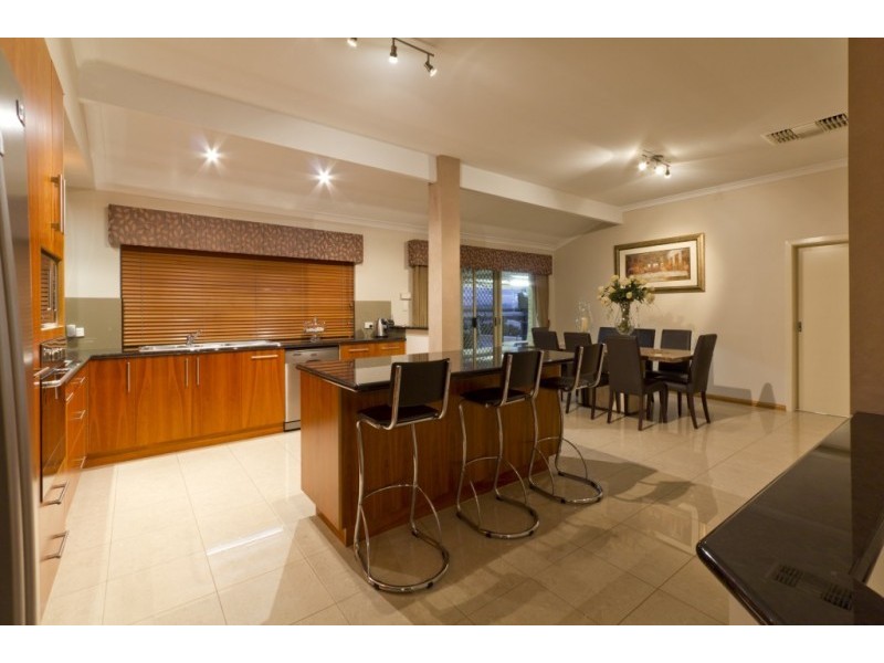 8 Rhodes Rise, Coogee WA 6166