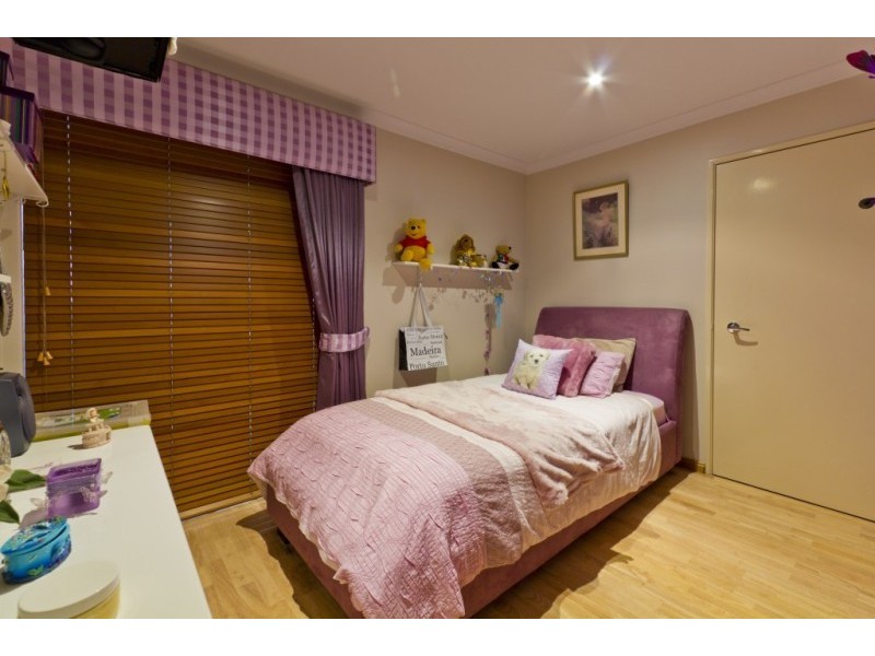 8 Rhodes Rise, Coogee WA 6166