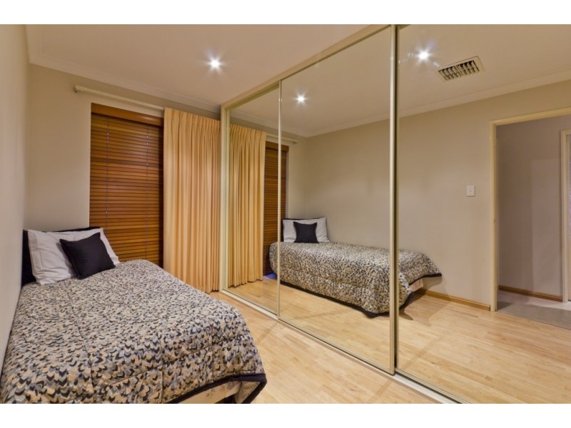 8 Rhodes Rise, Coogee WA 6166