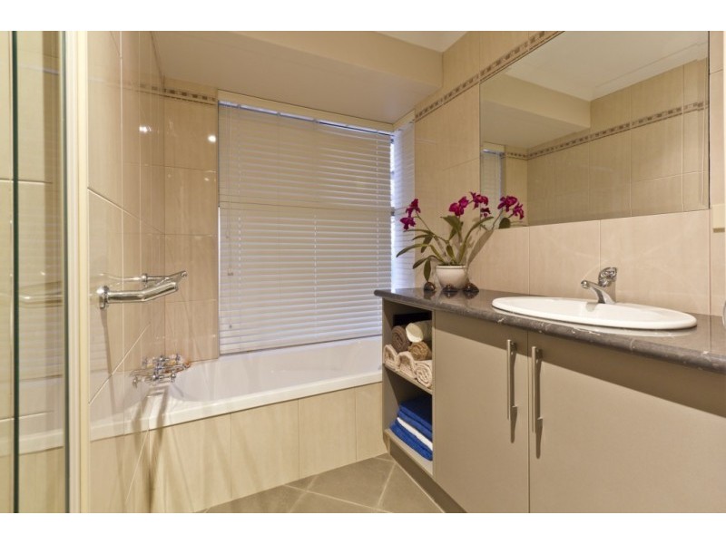 8 Rhodes Rise, Coogee WA 6166