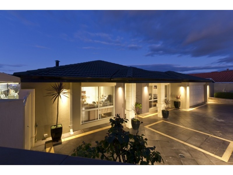 8 Rhodes Rise, Coogee WA 6166