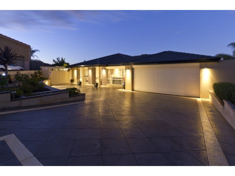 8 Rhodes Rise, Coogee WA 6166