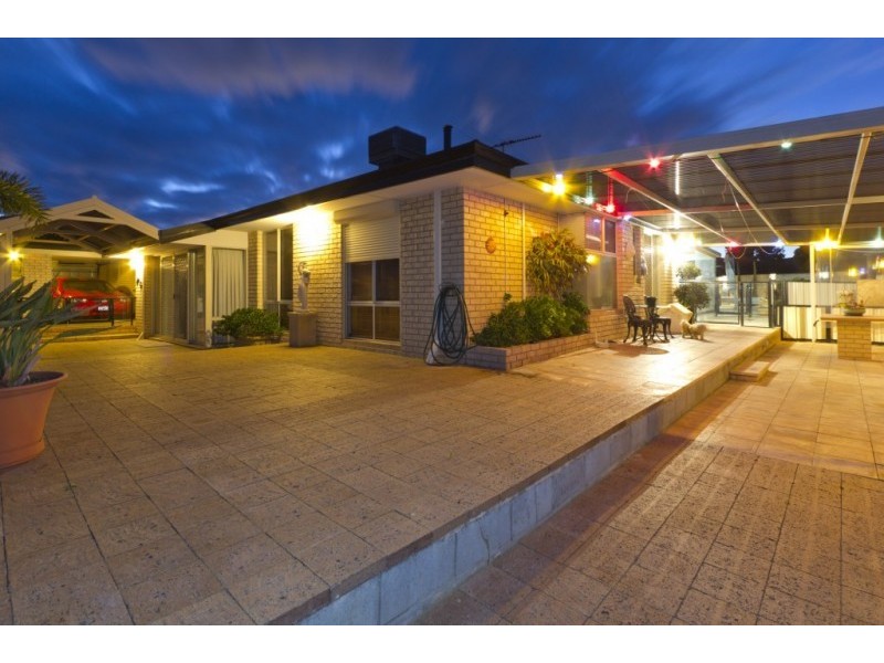 8 Rhodes Rise, Coogee WA 6166