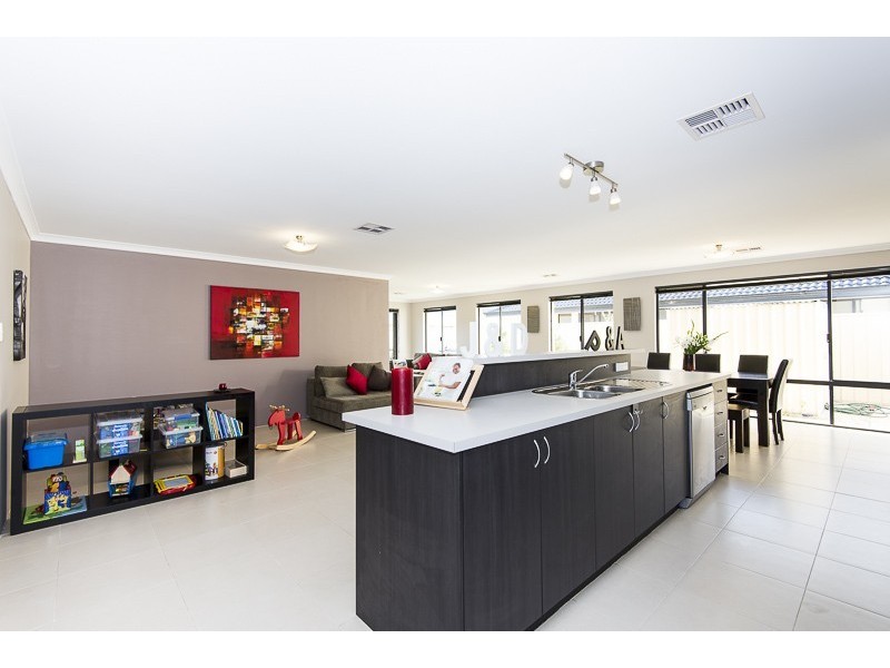 11 Southaven Green, Success WA 6164