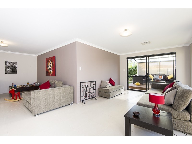 11 Southaven Green, Success WA 6164