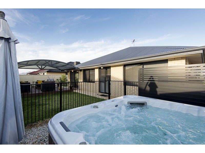 11 Southaven Green, Success WA 6164