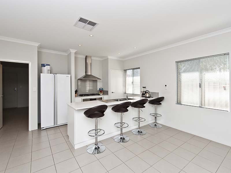 77 Lambeth Circle, Wellard WA 6170