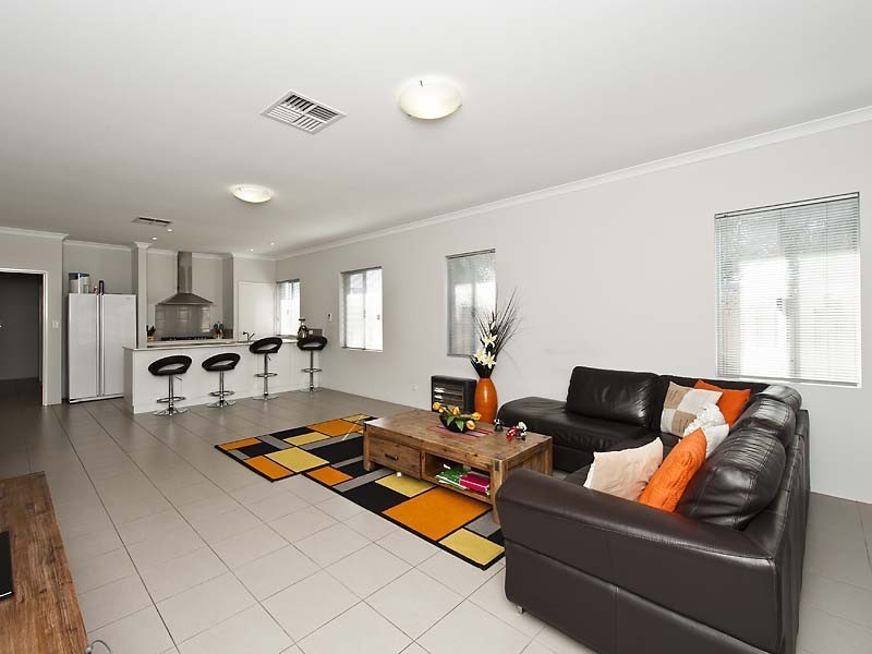 77 Lambeth Circle, Wellard WA 6170