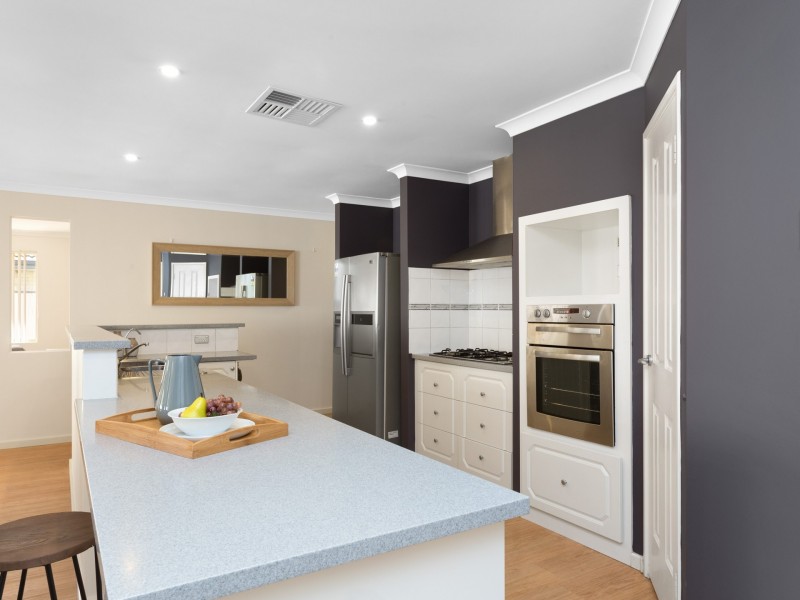 8 Cotswold Parade, Aubin Grove WA 6164