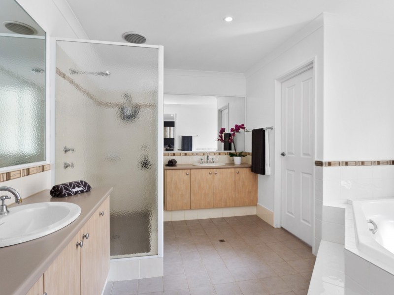 8 Cotswold Parade, Aubin Grove WA 6164