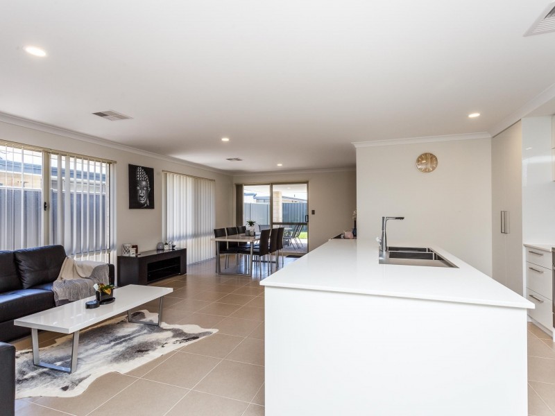 6 Brampton Rd, Wandi WA 6167