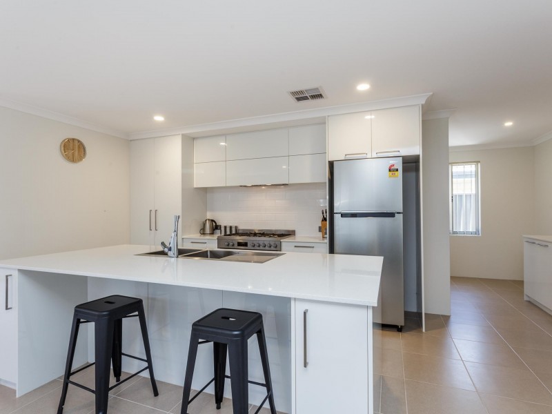 6 Brampton Rd, Wandi WA 6167