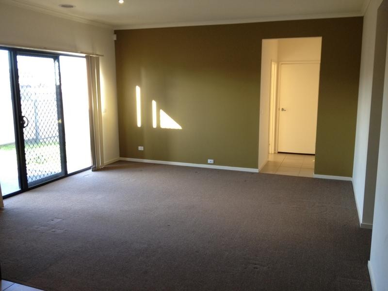 13 Glencroft Terrace, Melton West VIC 3337