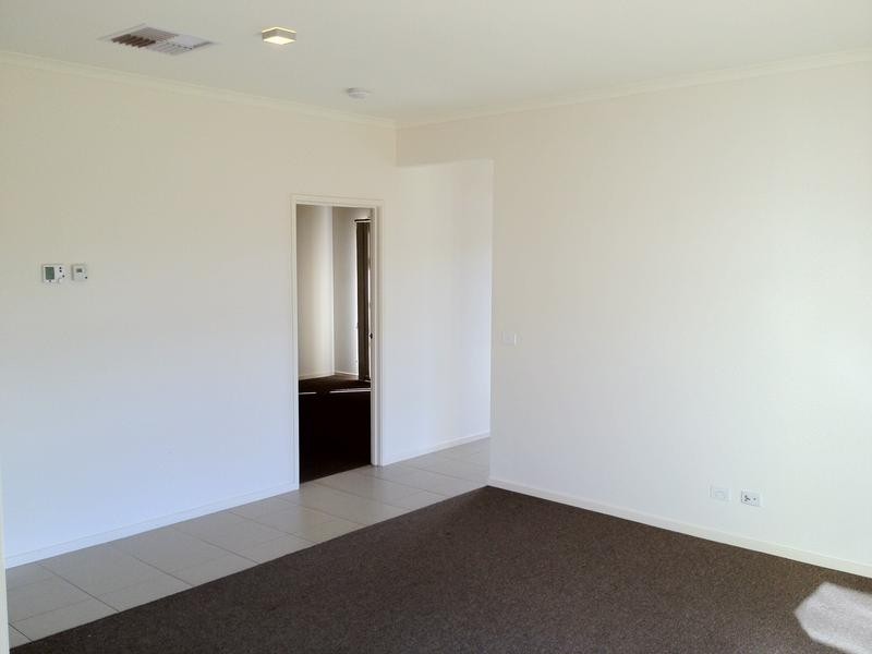 13 Glencroft Terrace, Melton West VIC 3337