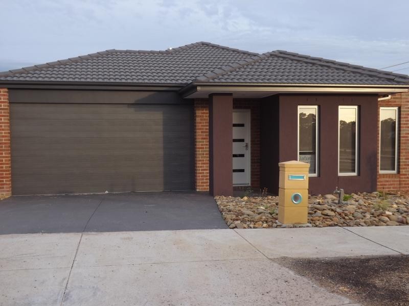 32 Dunraven Cres, Doreen VIC 3754