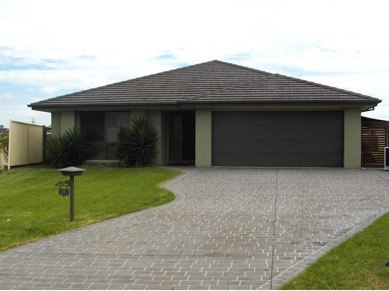 12 Drayton Cres, Thornton NSW 2322