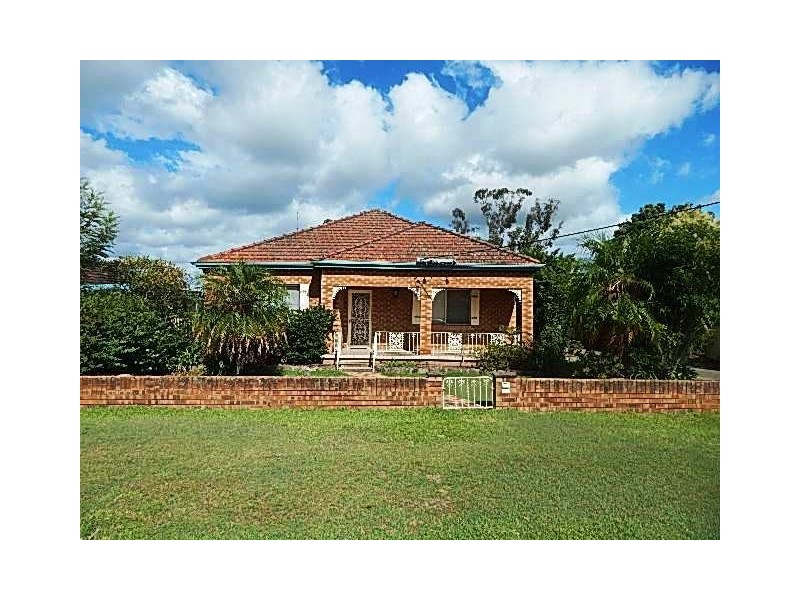 7 Hall Crescent, Tarro NSW 2322