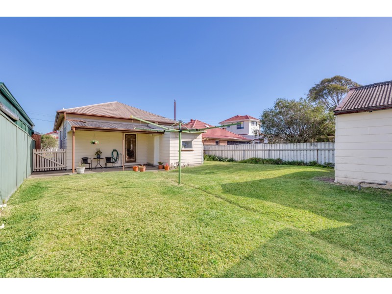 18 Roxburgh Street, Stockton NSW 2295