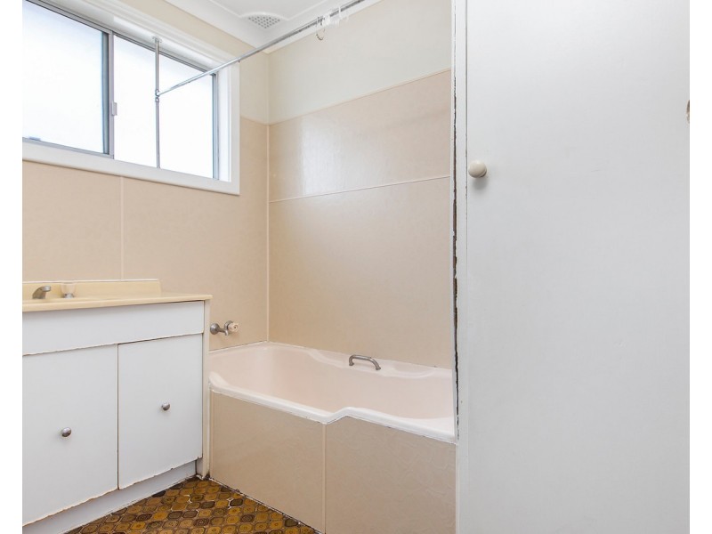 40 Burgess Parade, Tarro NSW 2322