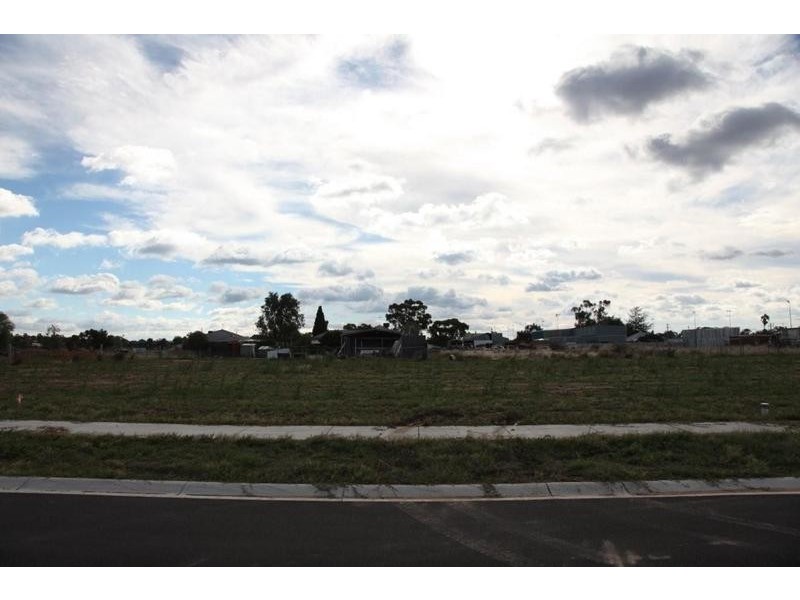 16 Garden Drive, Epsom VIC 3551