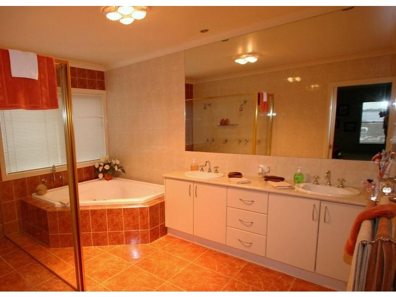 19 Highland Way, Maiden Gully VIC 3551