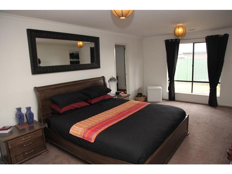 18 Meadows Way, Maiden Gully VIC 3551