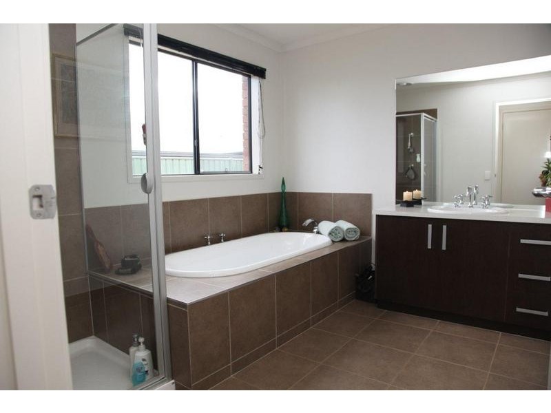 18 Meadows Way, Maiden Gully VIC 3551