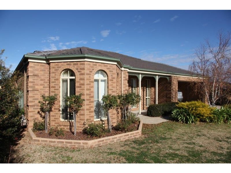 13 Cassandra Cresent, Epsom VIC 3551