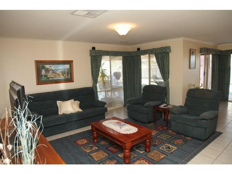13 Cassandra Cresent, Epsom VIC 3551