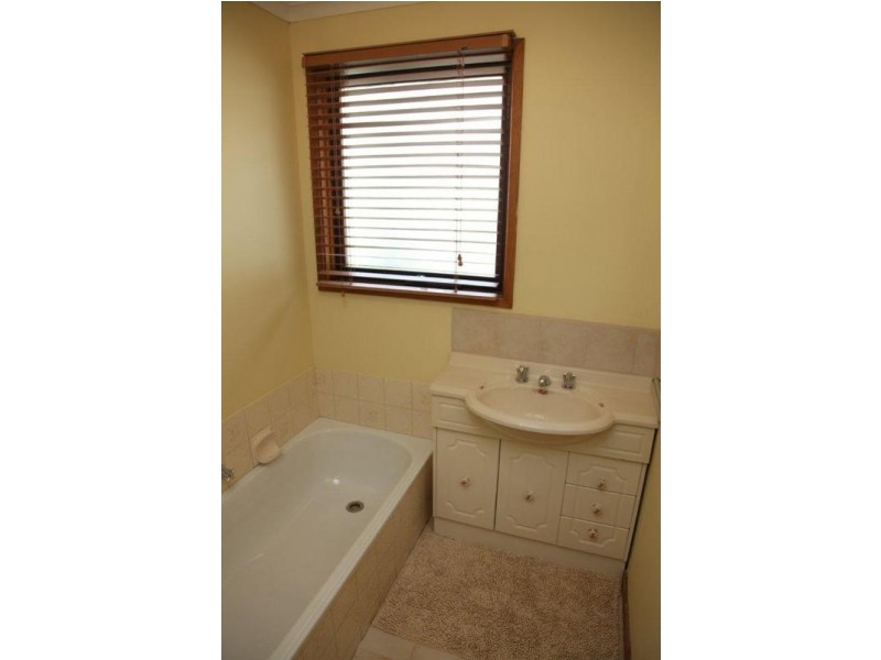 3/4 Collins, Kangaroo Flat VIC 3555