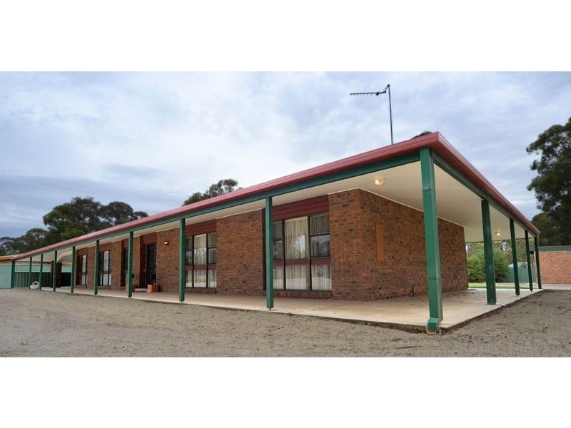 5 Cedar Drive, Ascot VIC 3551