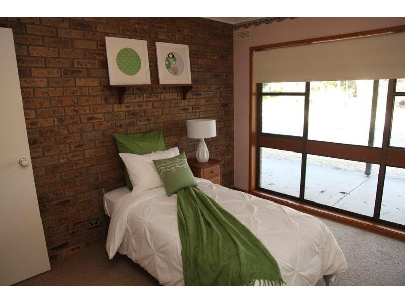 5 Cedar Drive, Ascot VIC 3551