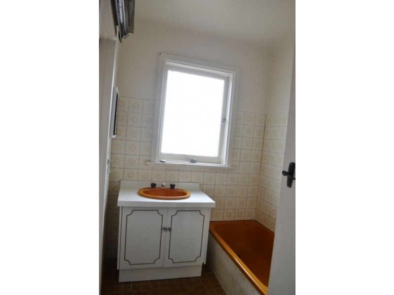 1 Leigh Avenue, Kennington VIC 3550