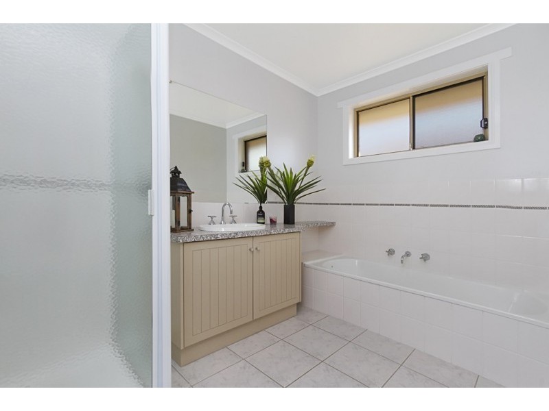 10 Peace Street, Kangaroo Flat VIC 3555