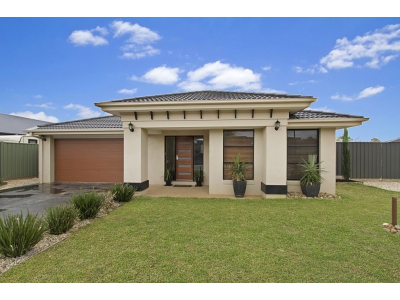 13 Therese Way, Maiden Gully VIC 3551