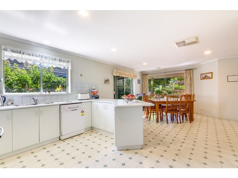 2 Lona Close, Spring Gully VIC 3550