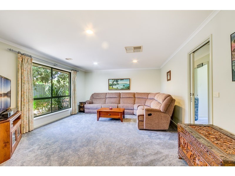 2 Lona Close, Spring Gully VIC 3550